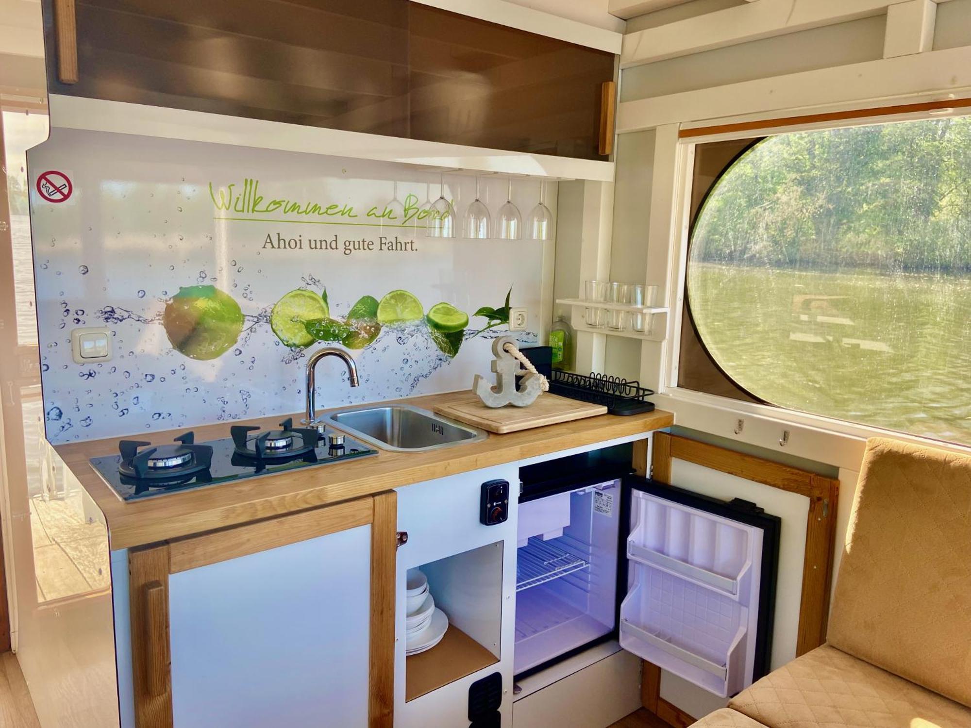 Hausboot - Schwimmende Feststehende Direkt Auf Der Havel Mit Weitblick Aufs Wasser Hotel en barco