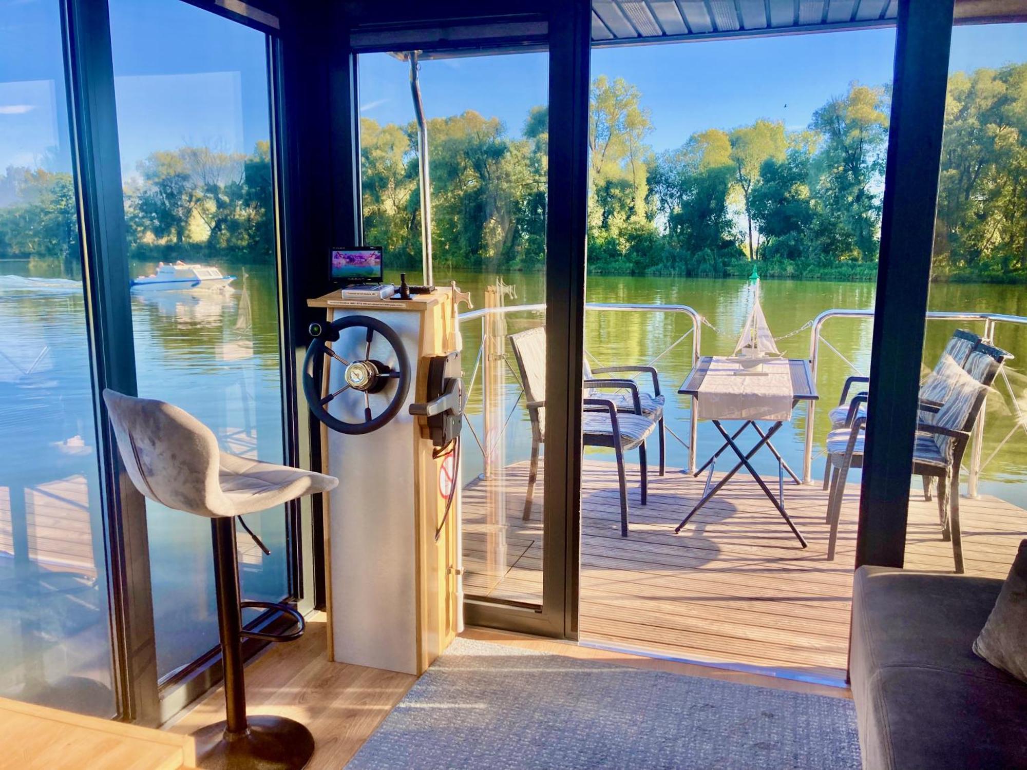 Hausboot - Schwimmende Feststehende Direkt Auf Der Havel Mit Weitblick Aufs Wasser